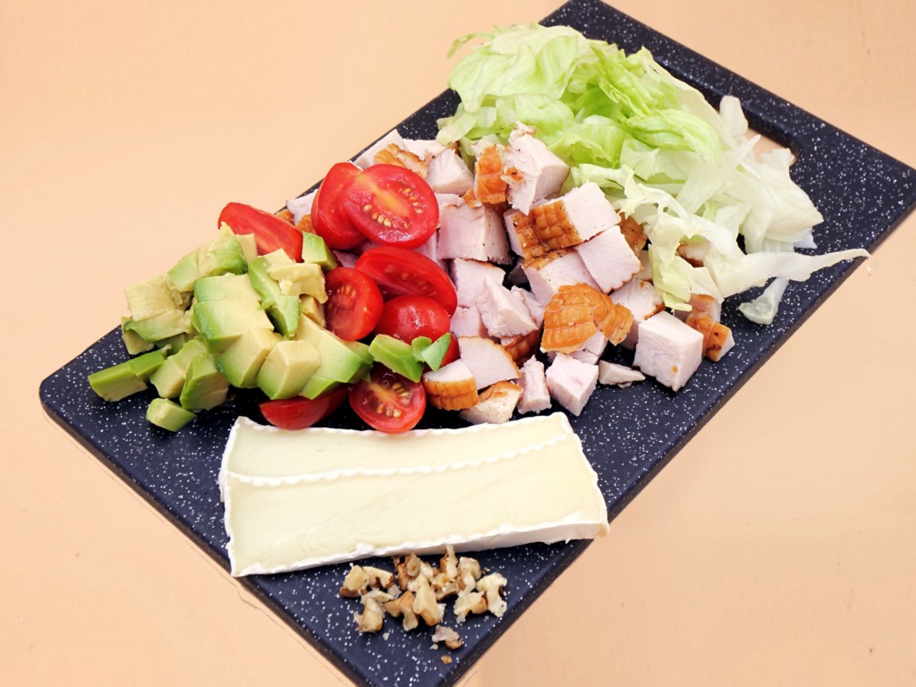 Sałatka z wędzonym kurczakiem, serem camembert i awokado przepis