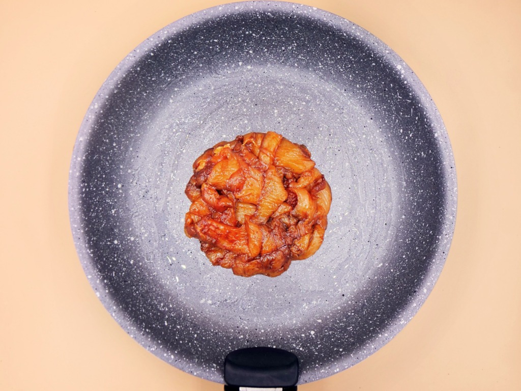 Burger z kurczakiem i musem cebulowym przepis