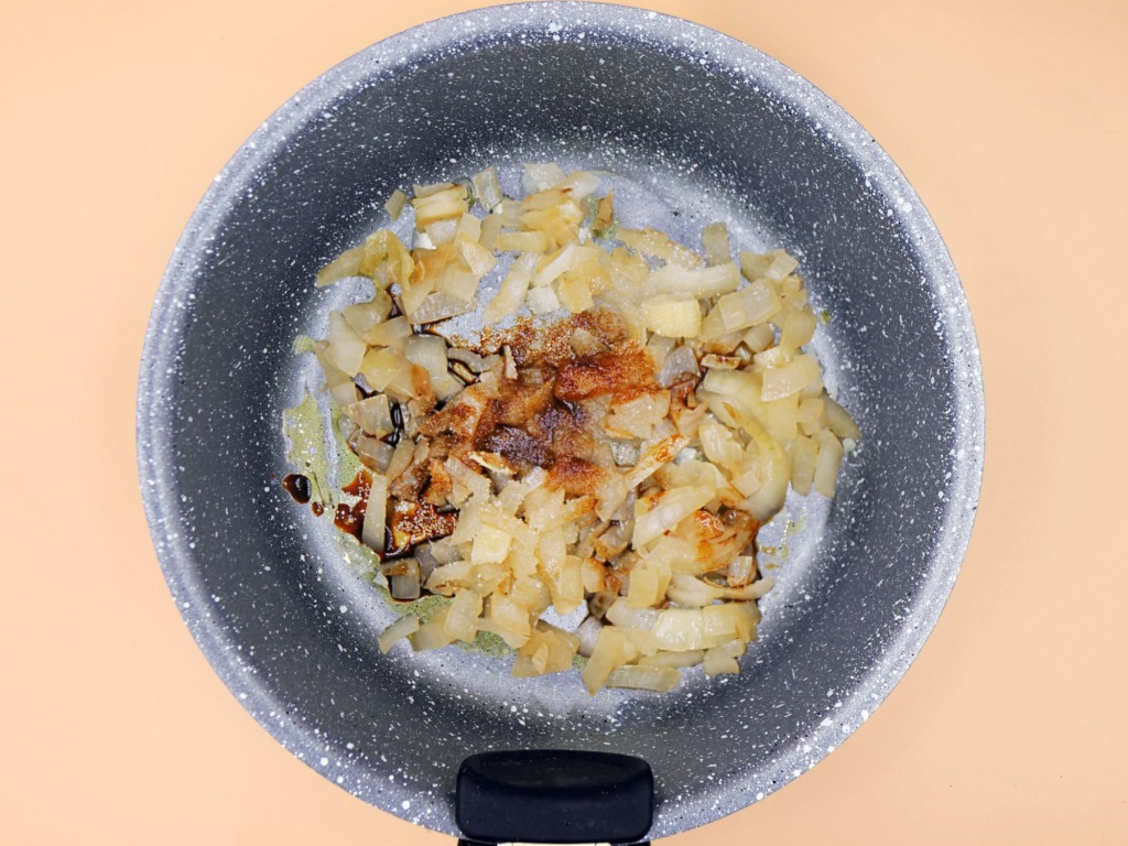 Burger z kurczakiem i musem cebulowym przepis