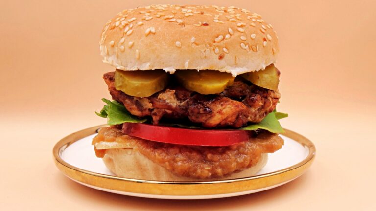 Burger z kurczakiem i musem cebulowym przepis