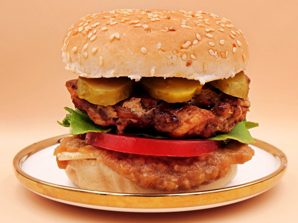Burger z kurczakiem i musem cebulowym przepis
