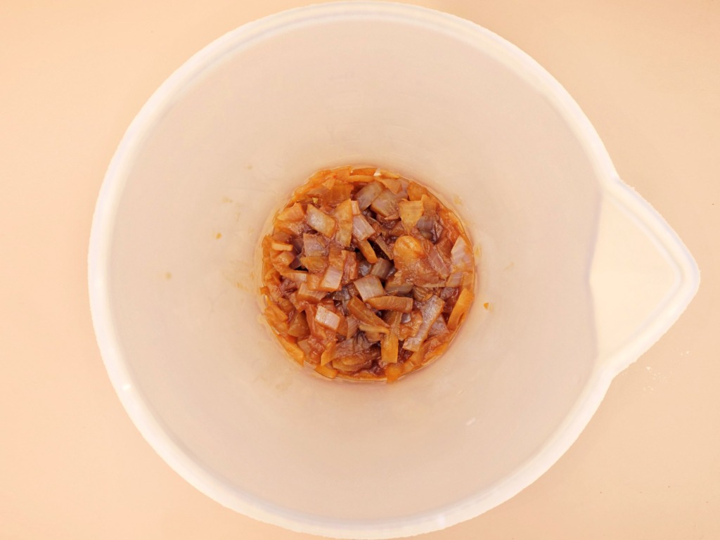 Burger z kurczakiem i musem cebulowym przepis