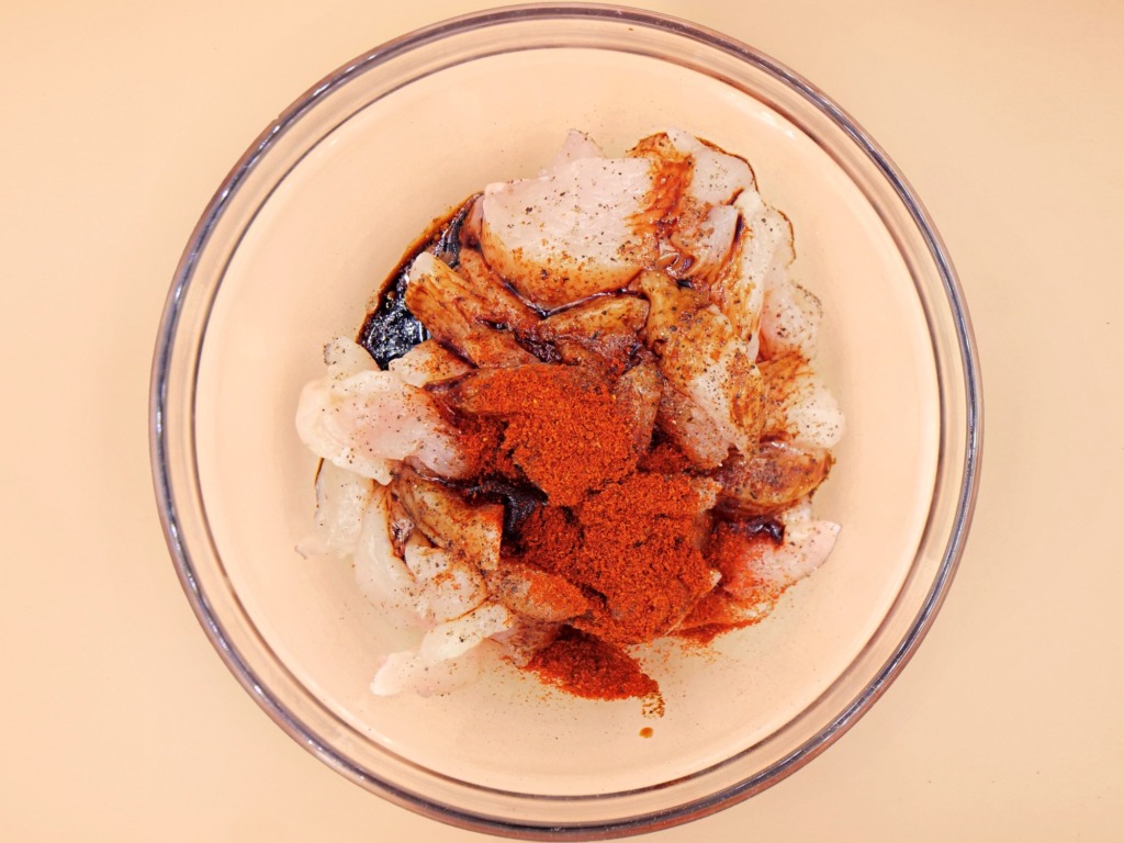 Burger z kurczakiem i musem cebulowym przepis