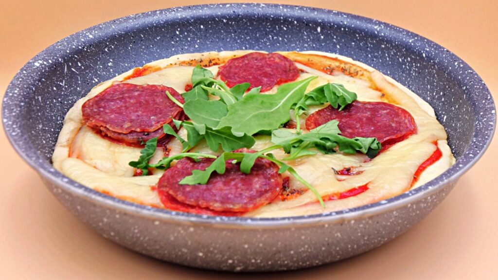 Pizza z patelni z salami przepis