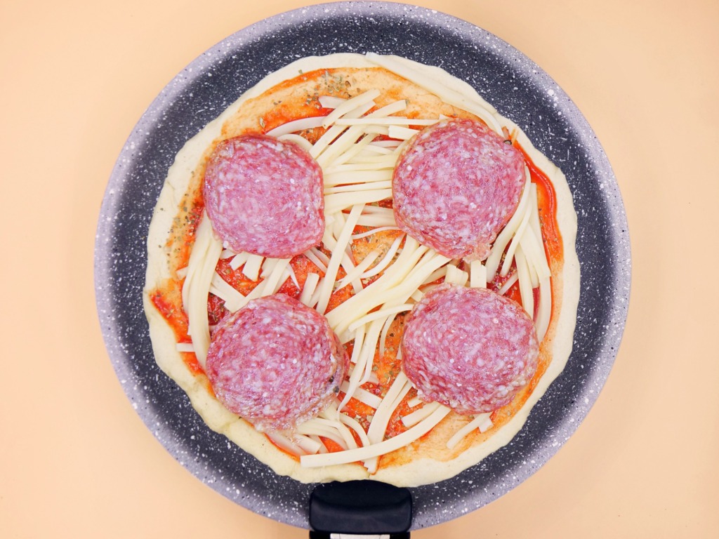 Pizza z patelni z salami przepis