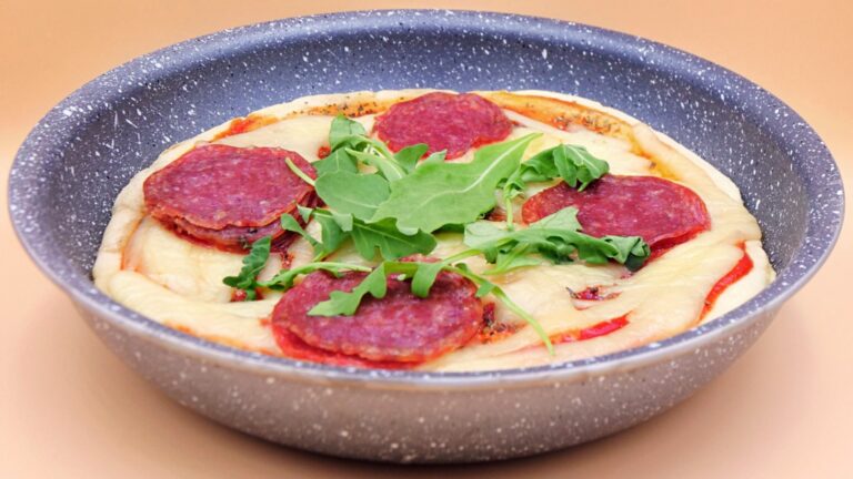 Pizza z patelni z salami przepis