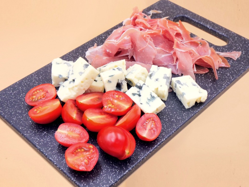 Sałatka z szynką parmeńską przepis