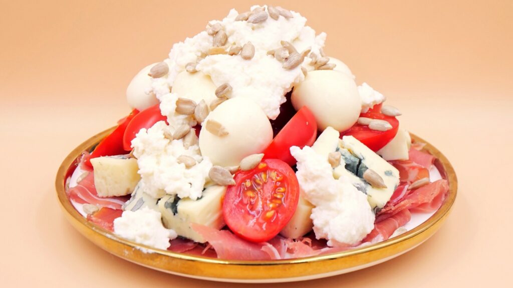 Sałatka z szynką parmeńską przepis