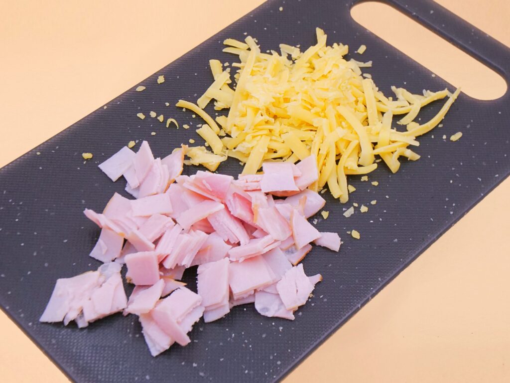 Serowa pizza z tortilli z wędliną z kurczaka przepis