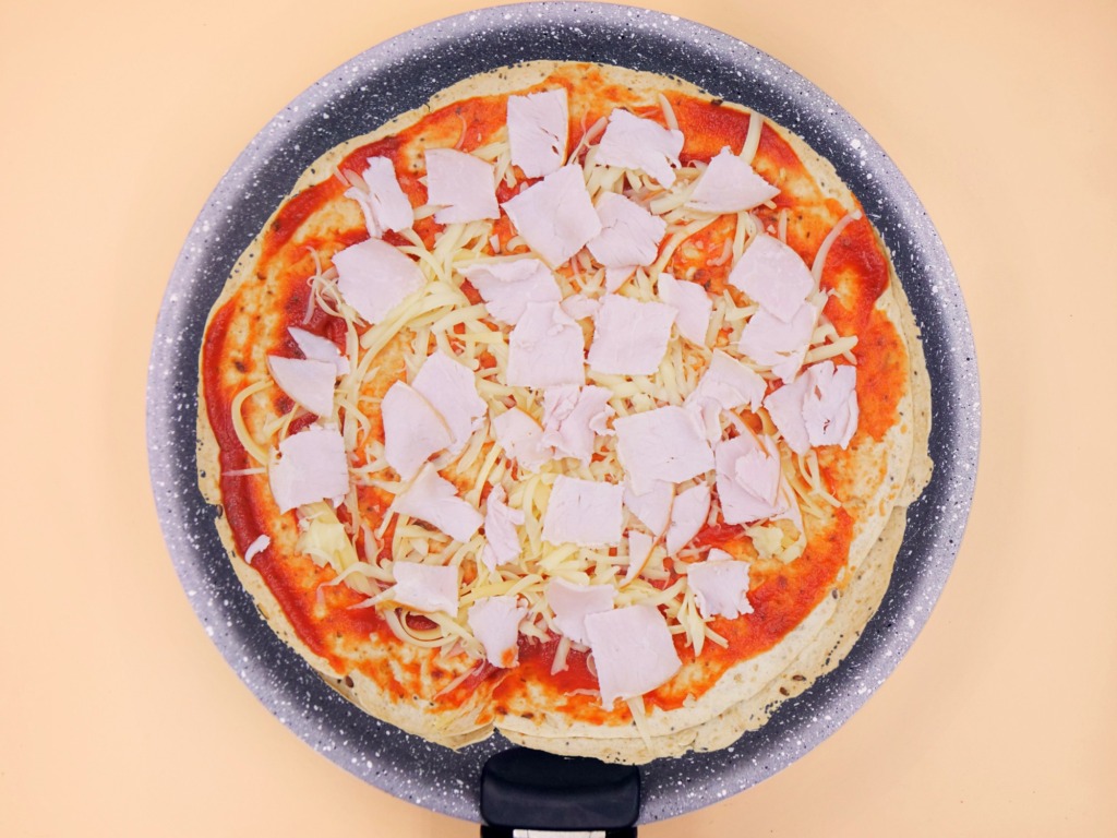 Serowa pizza z tortilli z wędliną z kurczaka przepis