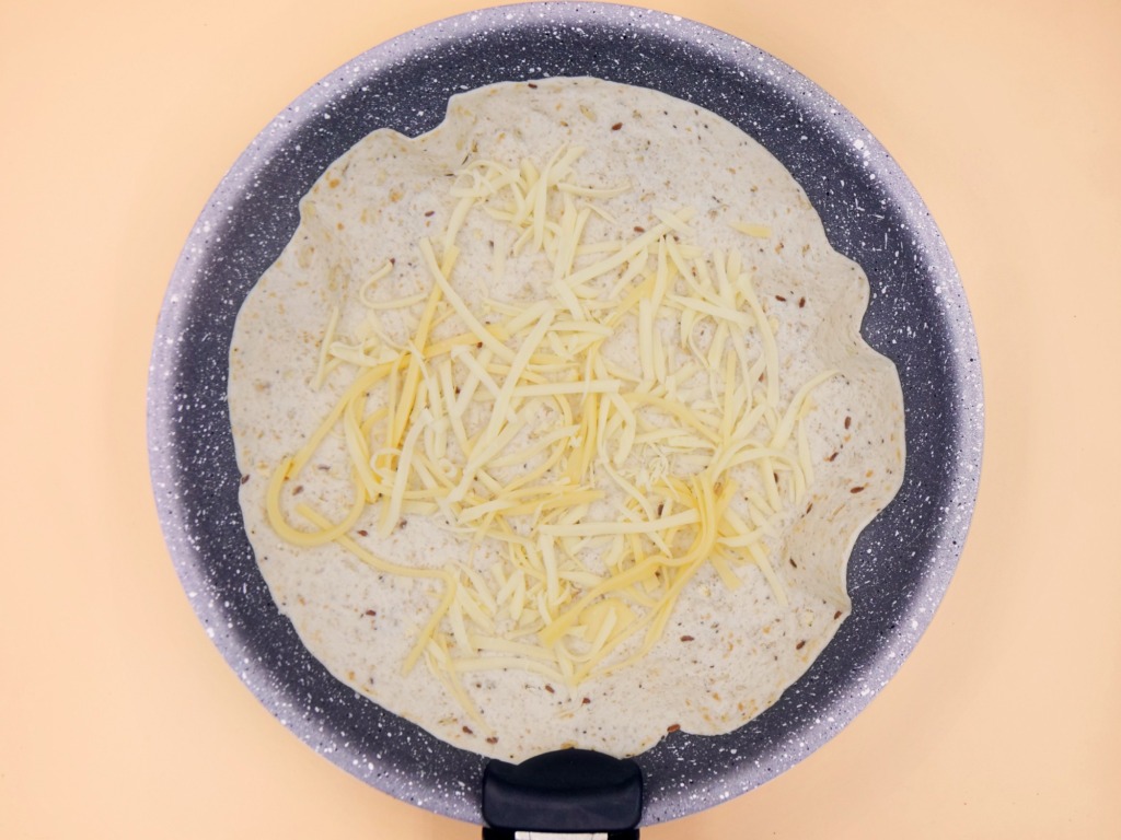 Serowa pizza z tortilli z wędliną z kurczaka przepis