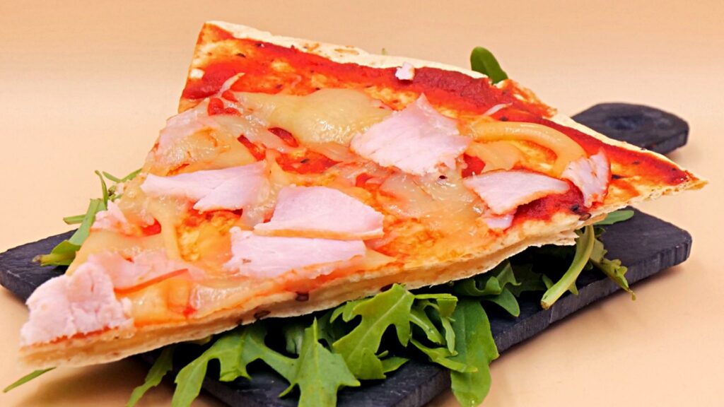Serowa pizza z tortilli z wędliną z kurczaka przepis