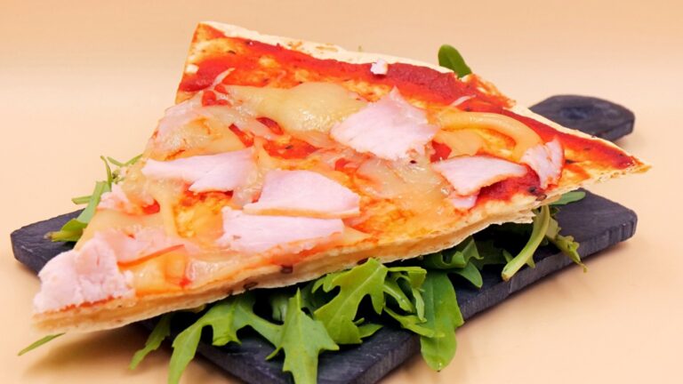 Serowa pizza z tortilli z wędliną z kurczaka przepis