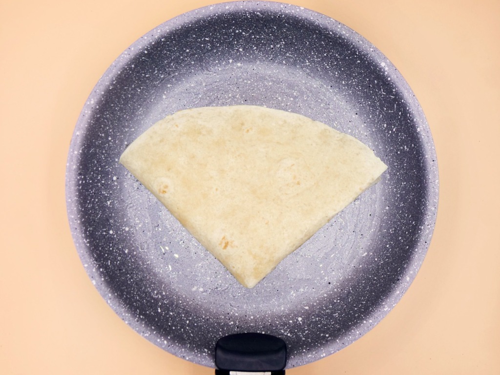 Serowy trójkącik z tortilli przepis