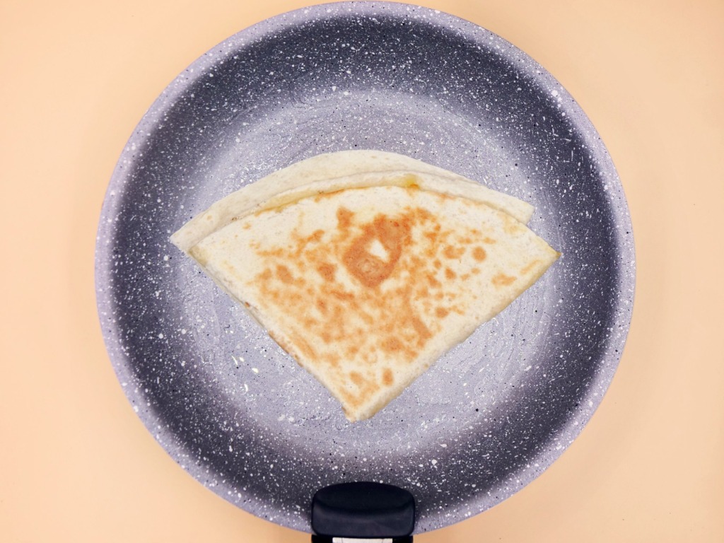 Serowy trójkącik z tortilli przepis