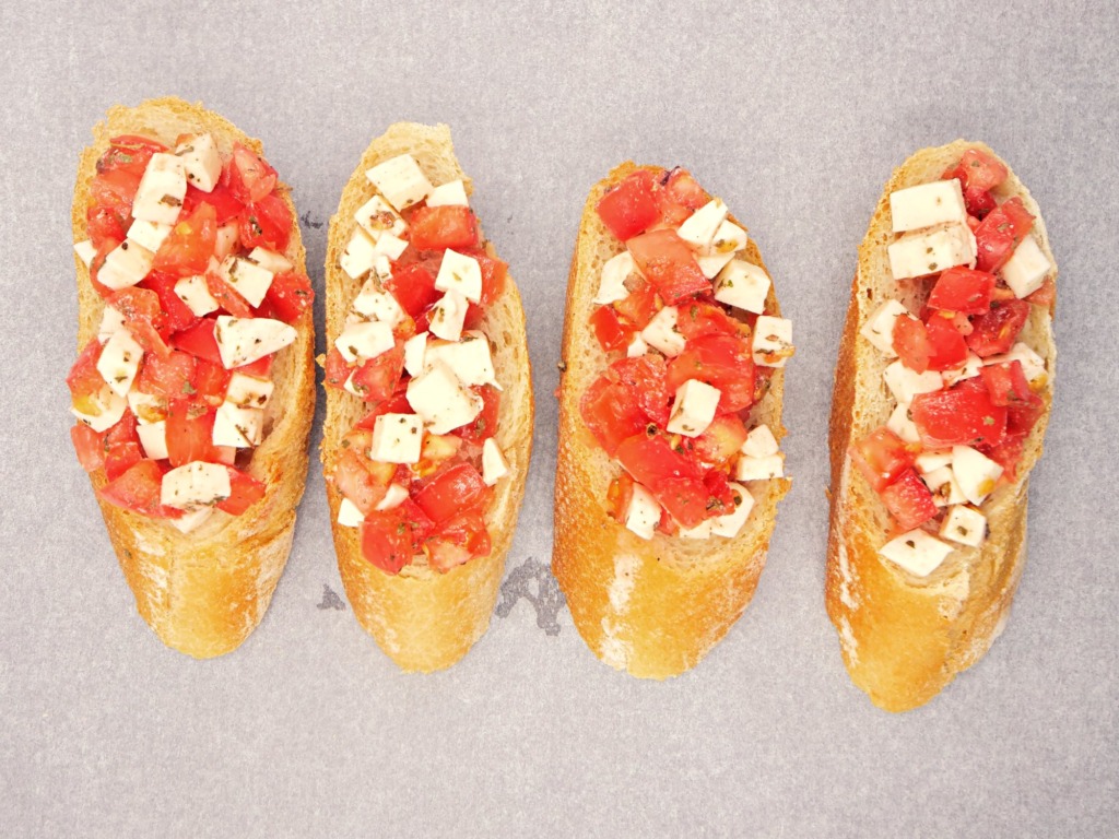 Bruschetta z pomidorami i mozzarellą przepis