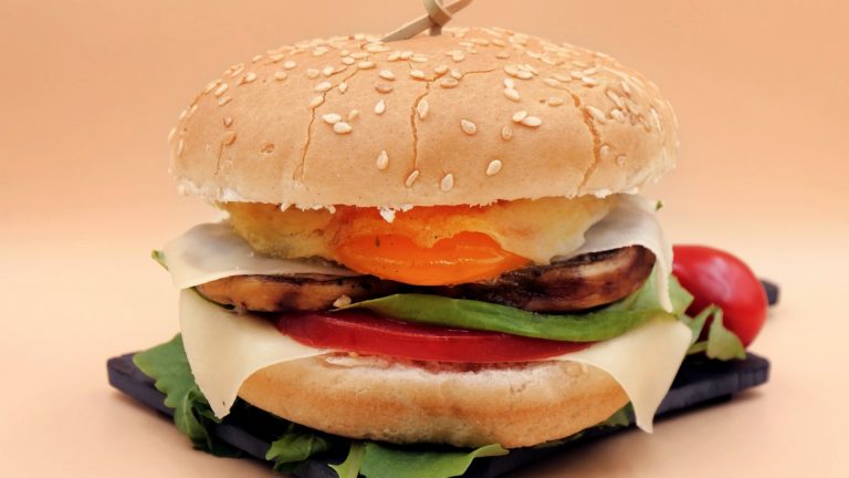 Burger z jajkiem sadzonym i pieczarkami przepis