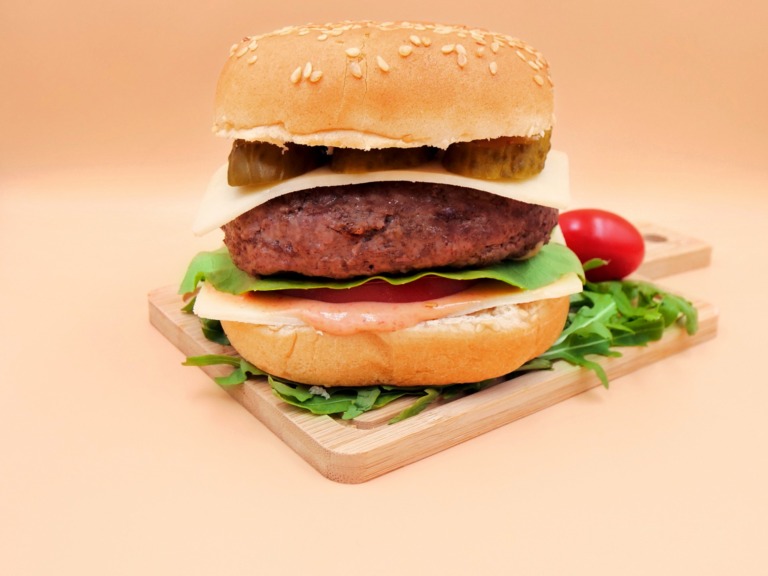 Burger z wołowiną i sosem majonezowo-ketchupowym przepis