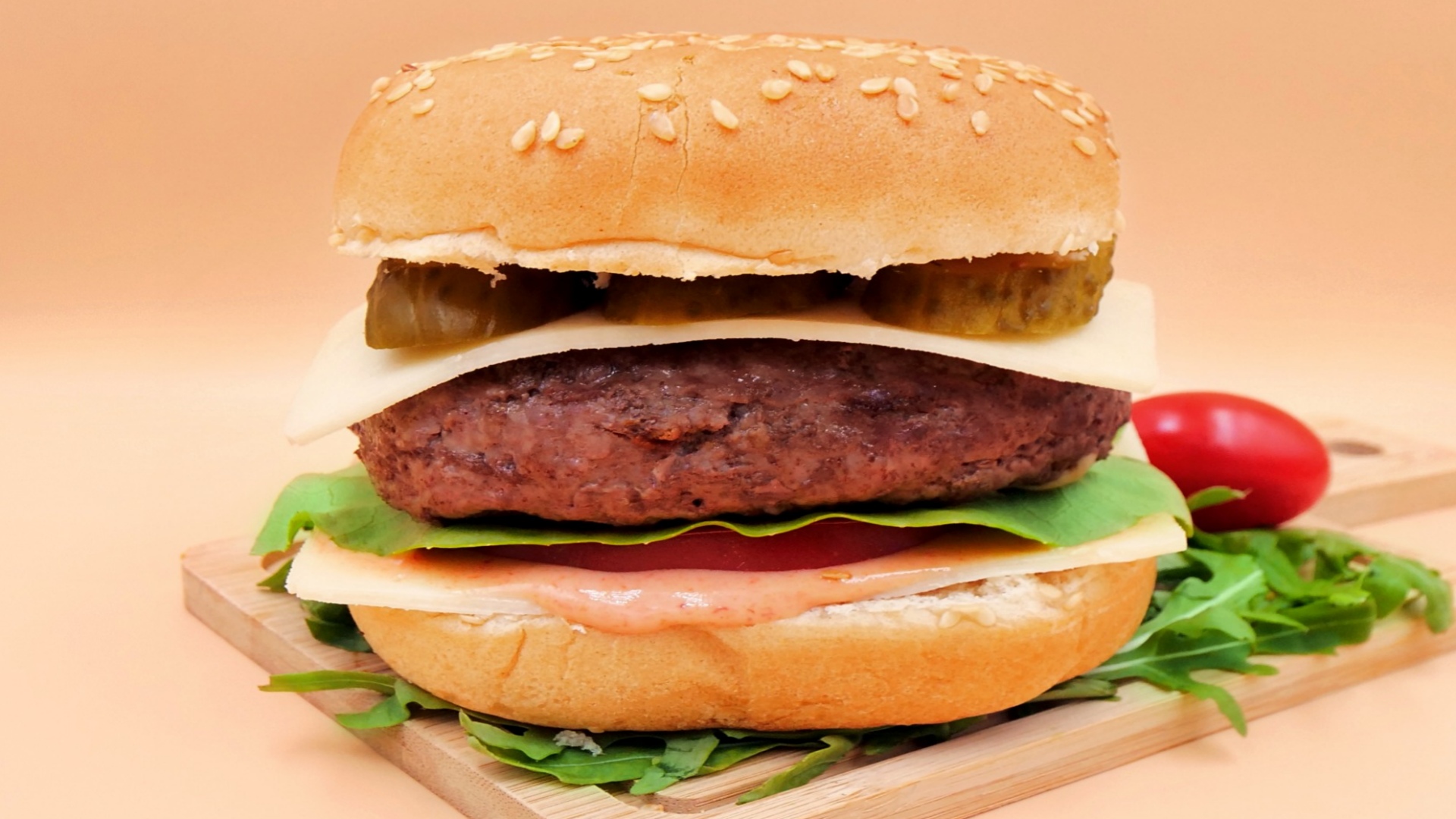 Burger z wołowiną i sosem majonezowo-ketchupowym przepis