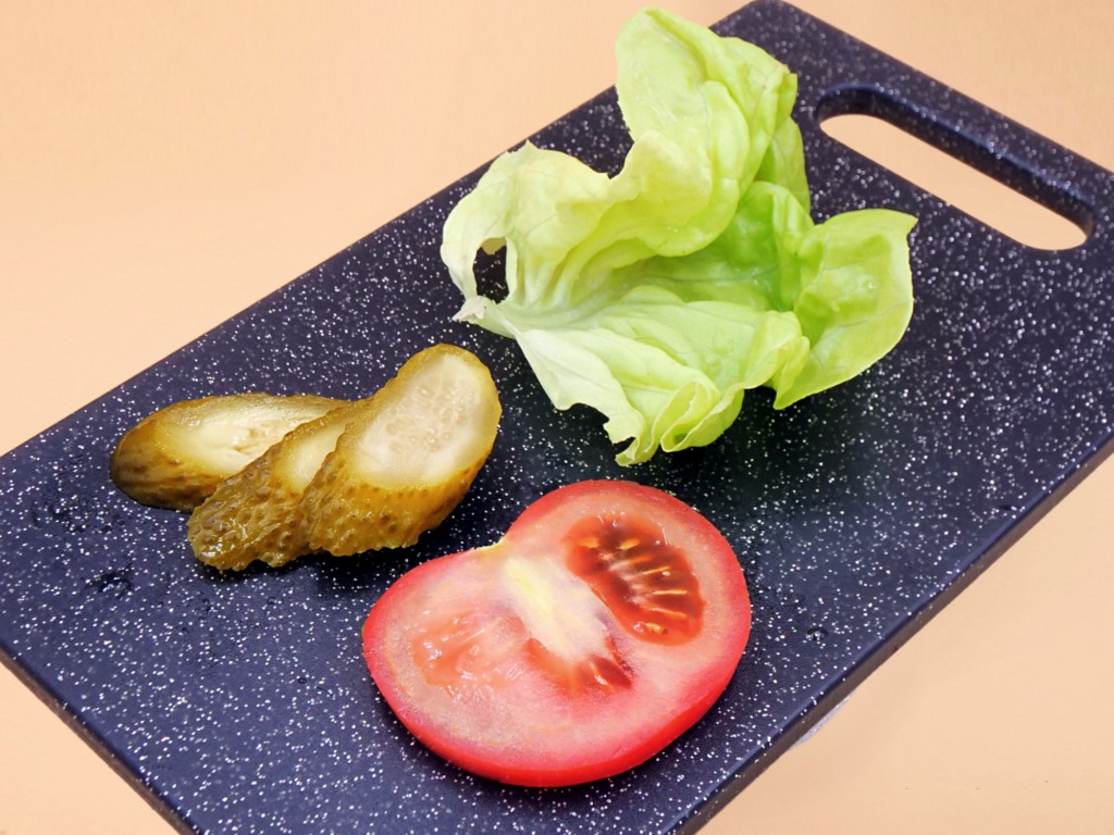 Burger z wołowiną i sosem majonezowo-ketchupowym przepis