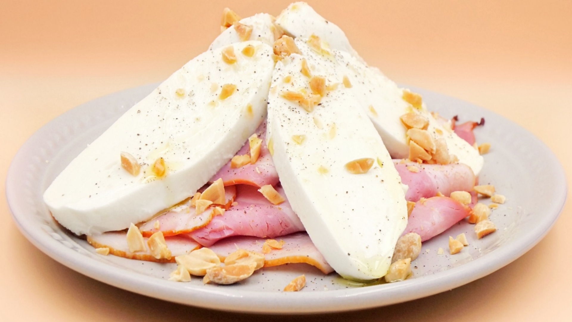 Sałatka z boczku i mozzarelli przepis