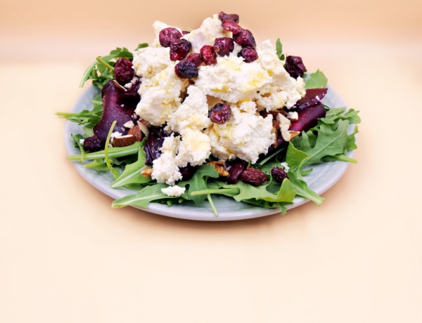 salatka z buraka z serem capregiio żurawiną i migdałami