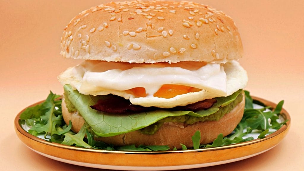 Burger z jajkiem sadzonym, guacamole i bekonem przepis