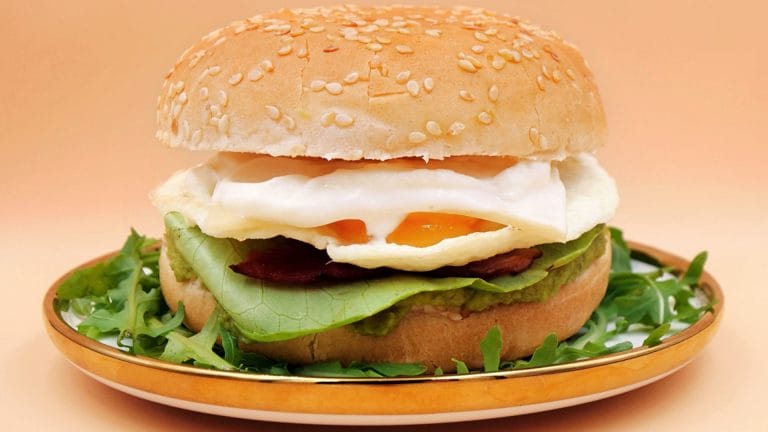 Burger z jajkiem sadzonym, guacamole i bekonem przepis