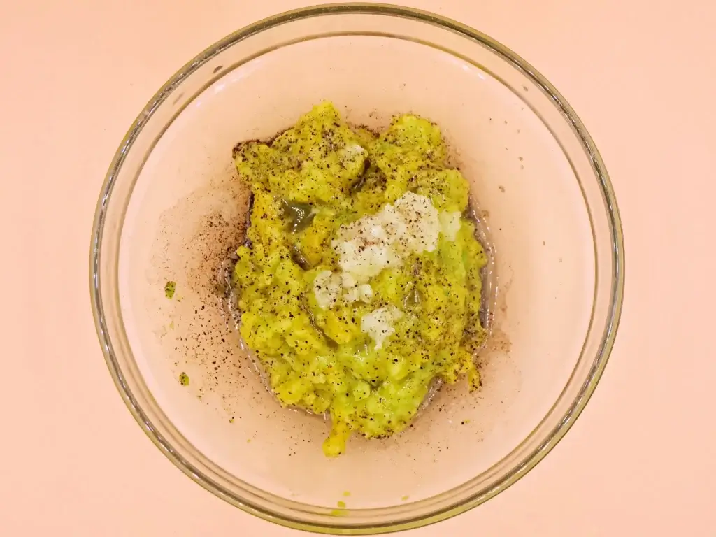 Burger z jajkiem sadzonym, guacamole i bekonem przepis