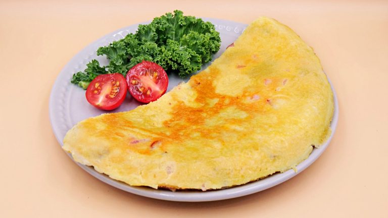 Omlet z boczkiem przepis
