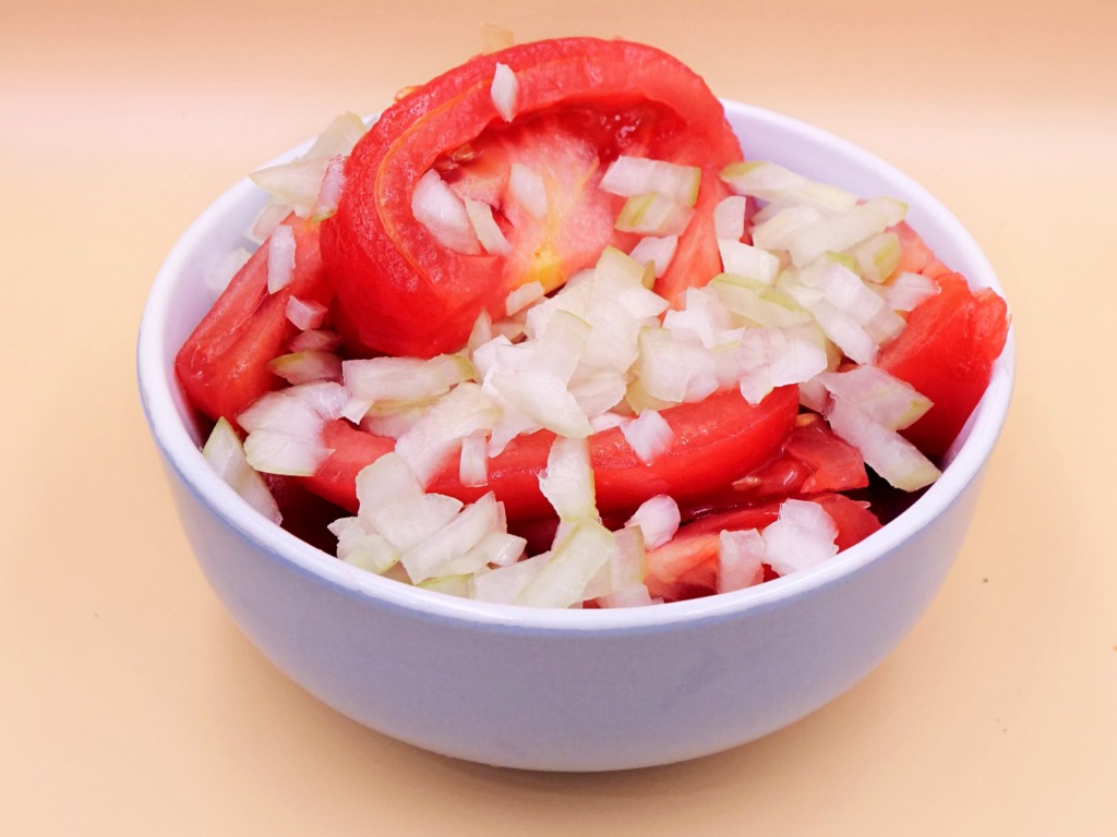 Sałatka z pomidorów i cebuli przepis