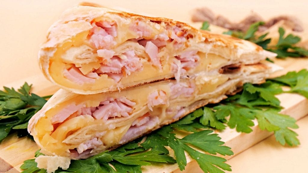 Serowy trójkącik z tortilli z polędwicą sopocką przepis