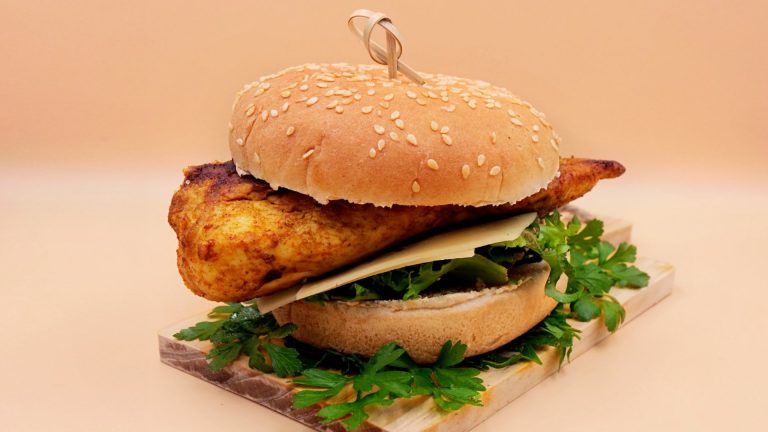 Burger z pieczonym kurczakiem i serem mozzarella przepis
