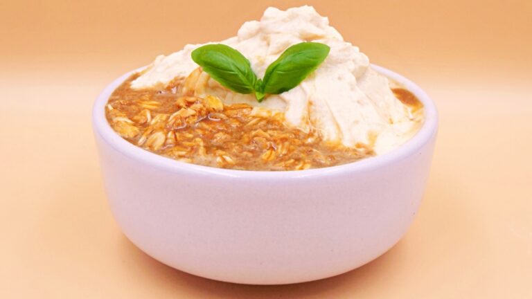 kawowa owsianka z orzechowym jogurtem skyr