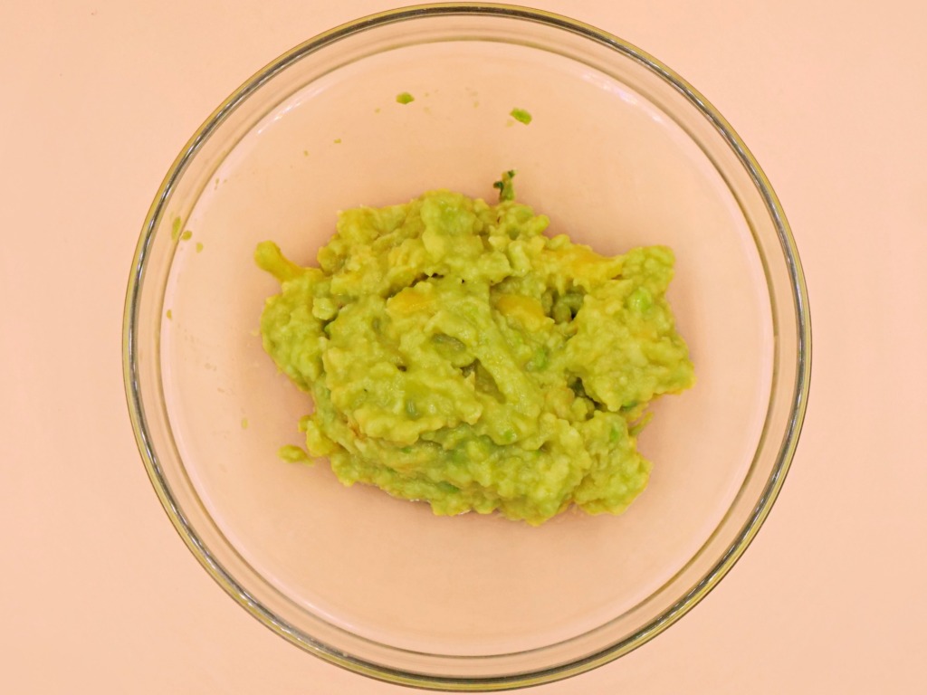 bułka grahamka z guacamole i łososiem wędzonym przepis