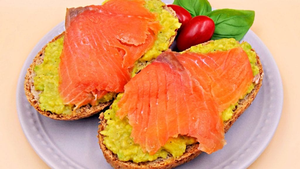 Na przekrojonej bułce rozsmaruj guacamole i rozłóż łososia