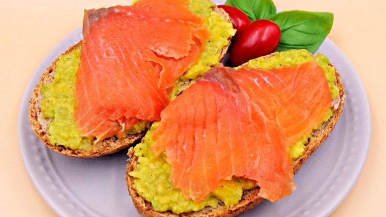 bułka grahamka z guacamole i łososiem wędzonym przepis
