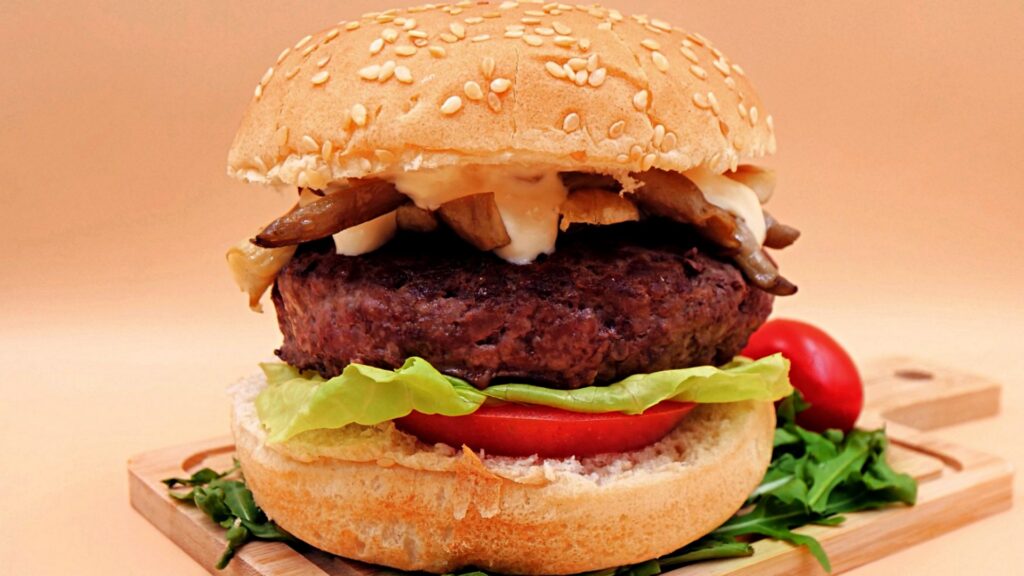 Burger z wołowiną i boczniakami przepis