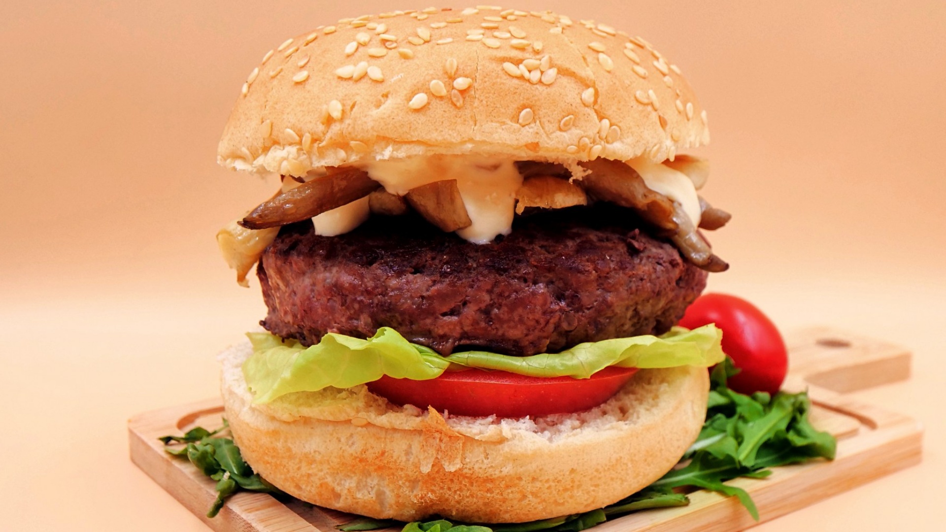 Burger z wołowiną i boczniakami przepis