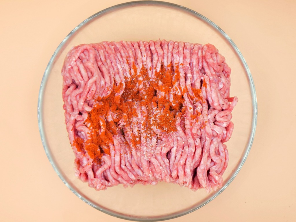 Burger z wołowiną i sosem orzechowym przepis