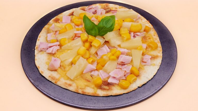 hawajska pizza z polędwica sopocka na tortilli z patelni przepis