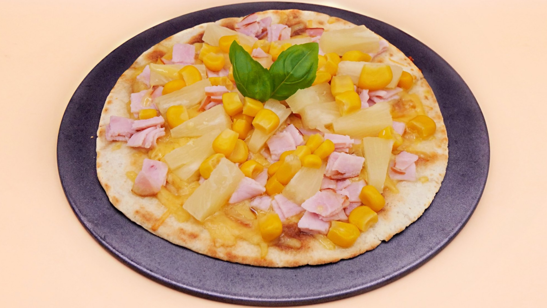hawajska pizza z polędwica sopocka na tortilli z patelni przepis