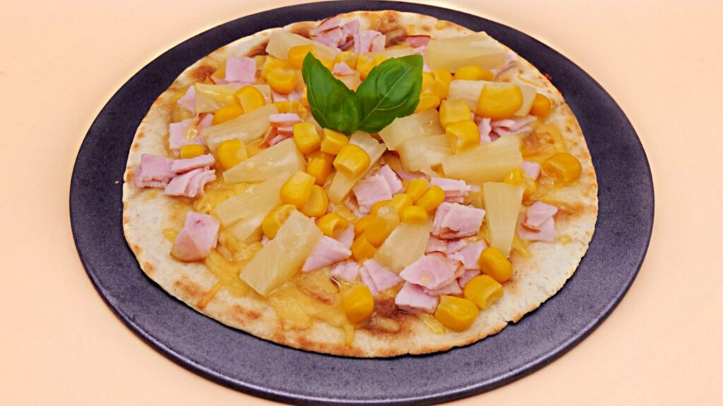 hawajska pizza z polędwica sopocka na tortilli z patelni przepis