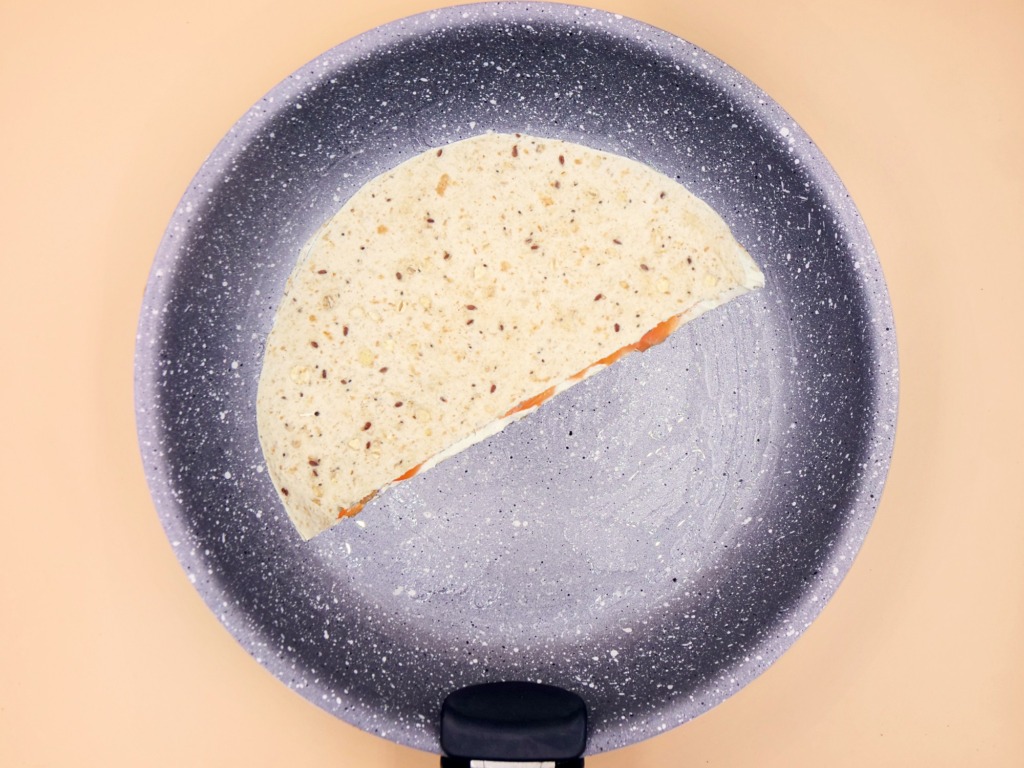 Quesadilla z wędzonym łososiem i serkiem kremowym przepis