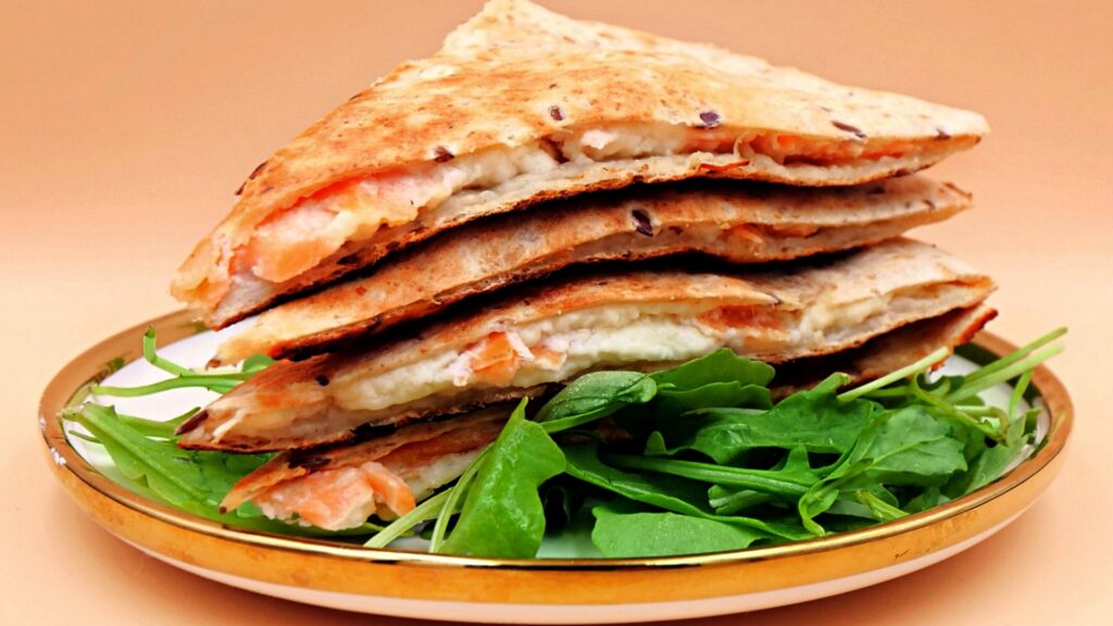 Quesadilla z wędzonym łososiem i serkiem kremowym przepis