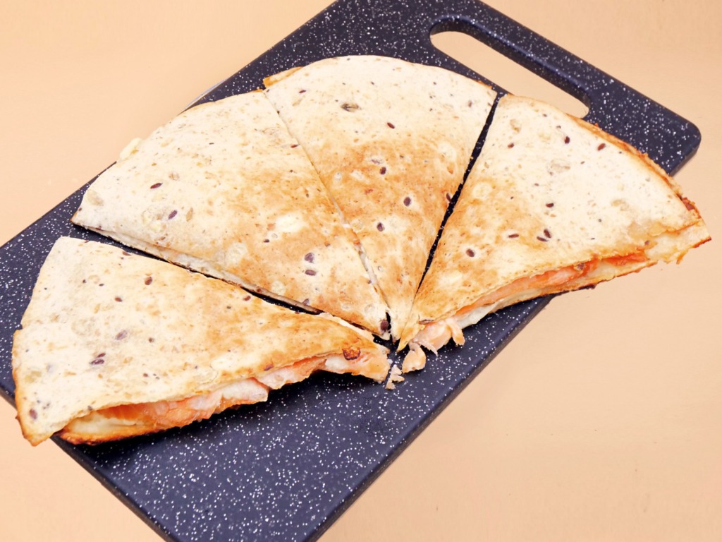 Quesadilla z wędzonym łososiem i serkiem kremowym przepis