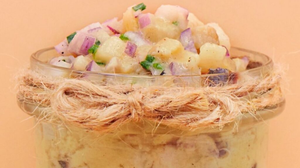 sałatka z śledzia i gruszki przepis