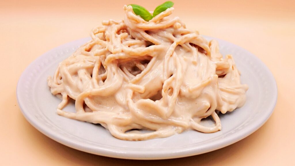 makaron z sosem białkowo-orzechowym przepis