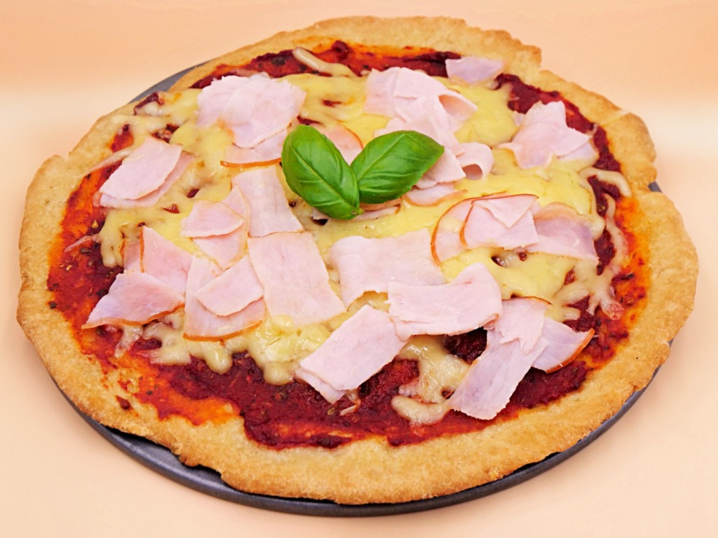 pizza piadina z serem i wedlina 8