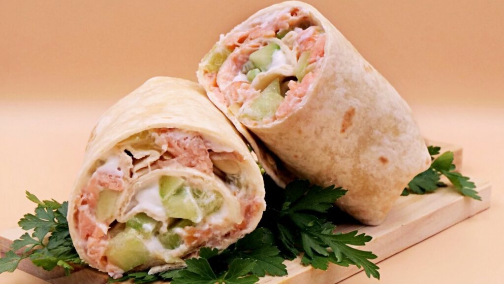 tortilla z wędzonym łososiem, skyrem i ogórkiem przepis